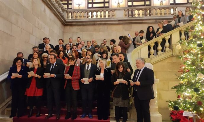 Unos 60 diputados del Parlament dan la bienvenida a la Navidad con villancicos en la escalera noble de la Cámara catalana