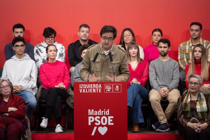 El secretario general del PSOE de Madrid, Óscar Lopez, interviene durante un acto del PSOE con vecinos y militantes, en el Centro Cívico Los Pinos