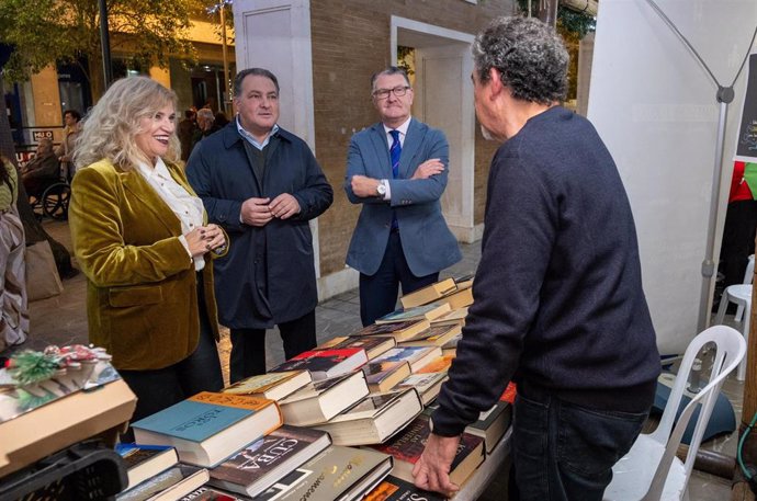 El presidente de la Diputación de Huelva, David Toscano, en su visita al Mercadillo Solidario de ONGDs de la provincia de onubense.