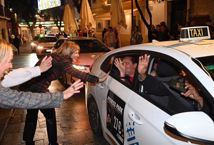 La alcaldesa de Jerez de la Frontera (Cádiz), María José García-Pelayo, junto a los taxistas que llevan a los mayores a vivir la Navidad en la ciudad.