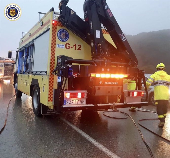 Los bomberos actúan sobre el terreno del accidente.