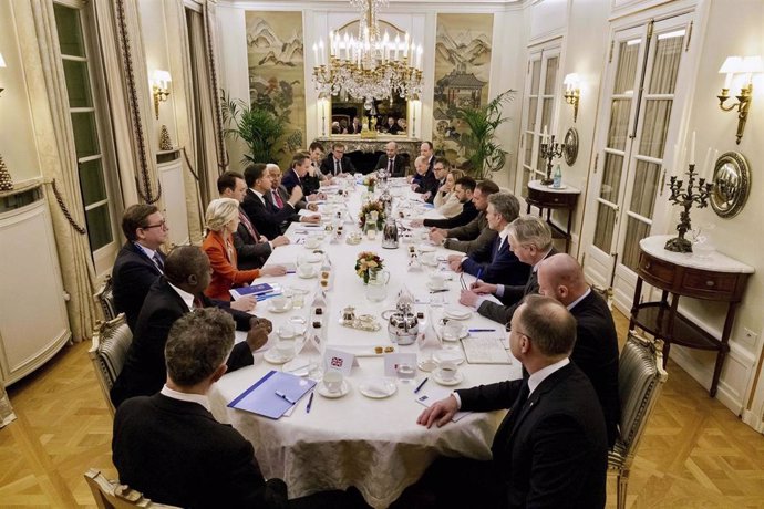 Líderes europeos en Bruselas junto con el presidente ucraniano, Volodimir Zelenski