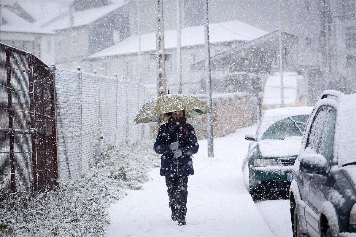 La nieve, el viento, la niebla y las olas ponen hoy en aviso a nueve provincias