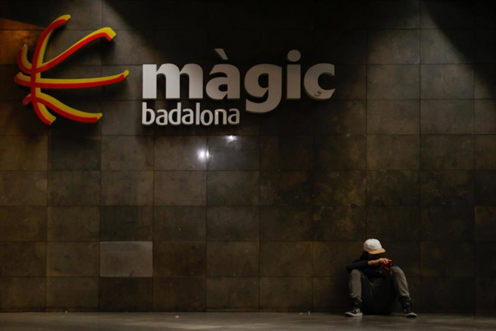 Archivo - Una persona sentada en una entrada del centro comercial Mgic Badalona, a 27 de marzo de 2024, en Badalona, Catalunya (España)