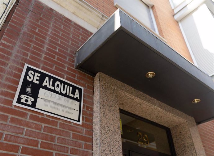 Archivo - Un cartel de 'Se alquila' en un edificio de viviendas