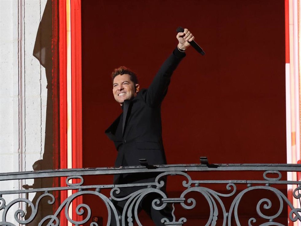 David Bisbal actúa desde el balcón de la Real Casa de Correos, en la Puerta del Sol, para inaugurar La Navidad en Sol
