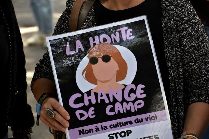 Archivo - September 14, 2024, Marseille, France: A protester holds a placard during the rally. Over 500 people gathered in front of the Marseille courthouse in support of Gisle Pelicote who was drugged by her husband Dominique Pelicot to be raped by ar