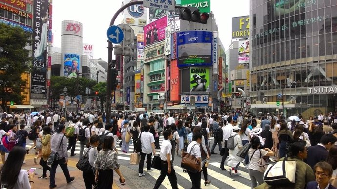 Archivo - Peatones cruzando una calle en Tokio