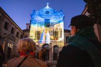 Madrid ilumina cuatro iglesias de su centro histórico con grandes belenes proyectados