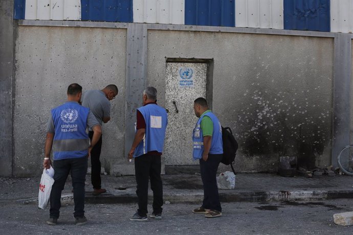 Archivo - 06 July 2024, Palestinian Territories, Maghazi: A staff of the United Nations Relief and Works Agency for Palestine Refugees in the Near East (UNRWA) stand in front of a warehouse belonging to the UNRWA which was destroyed by the Israeli army. P