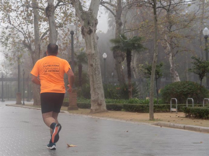 Archivo - Una persona corre por el Parque de María Luisa. Imagen de archivo. 