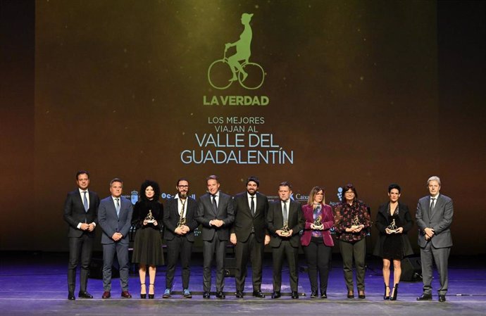 El presidente de la Comunidad, Fernando López Miras, con los premiados