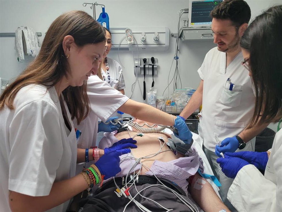 Profesionales sanitarios atienden a un paciente con un ictus.