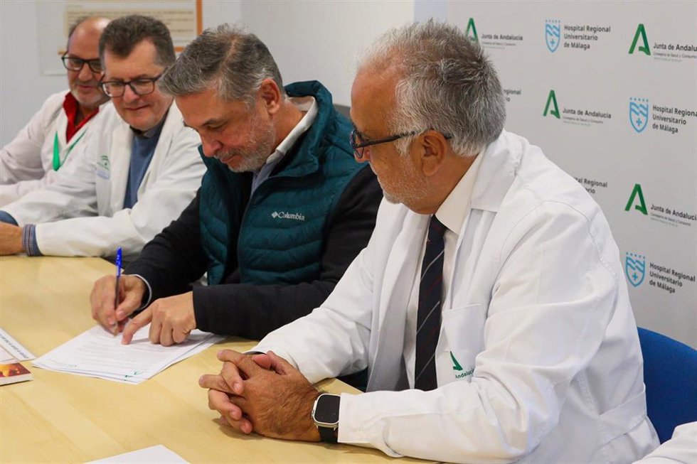 Hospital Regional de Málaga y AECC firman acuerdo para fomentar voluntariado de apoyo a pacientes oncológicos y familias.