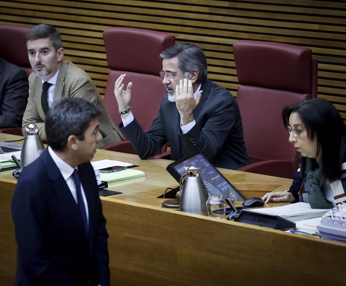 Bronca en el pleno de Les Corts