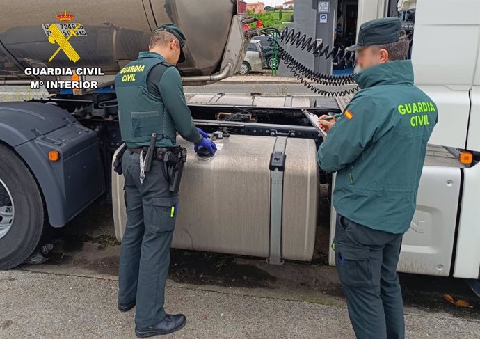 Agentes de la Guardia Civil en Cantabria, junto a camiones de los que se robó gasoil en Bezana