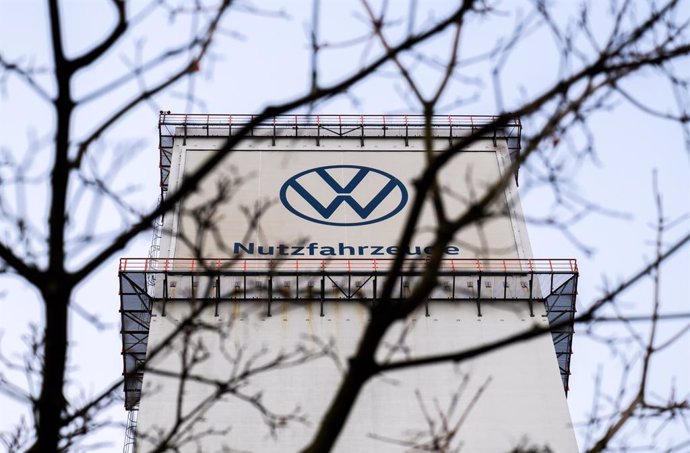 20 December 2024, Niedersachsen, Hanover: A VW logo hangs at the Volkswagen Commercial Vehicles plant. Wage negotiations between Volkswagen and IG Metall are ongoing, with no agreement reached yet. Photo: Julian Stratenschulte/dpa