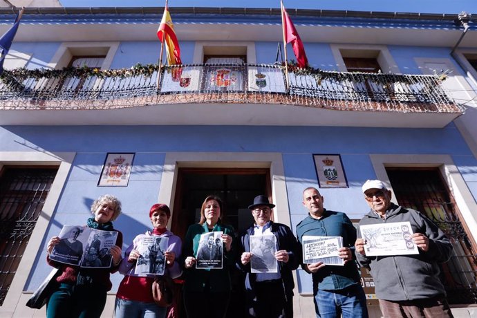 De izquierda a derecha: Concha Lajara, Sáhara Palazón, la alcaldesa de Fortuna, Catalina Herrero, Pedro José Ruiz, José S. Sarabia y Jesús Soler posan en la puerta del Ayuntamiento con fotografías antiguas de sus familiares y algunas tomadas en 1964