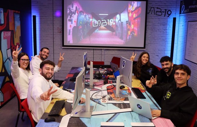 Imagen de los seis jóvenes estudiantes seleccionados por su excelencia académica para participar en la segunda edición de su programa 'Business Tech Lab'