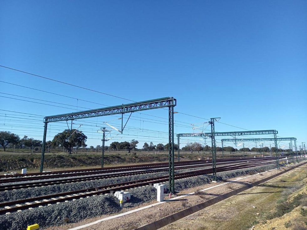 Archivo - Vías del tren extremeño