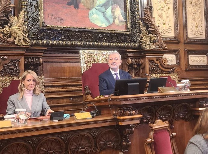 El alcalde de Barcelona, Jaume Collboni, preside el pleno de diciembre en el Ayuntamiento de Barcelona