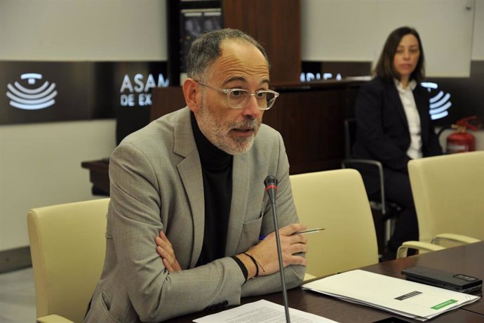 El secretario general de Cultura, Francisco Palomino, interviene en la reunión de la Comisión de Cultura en la Asamblea