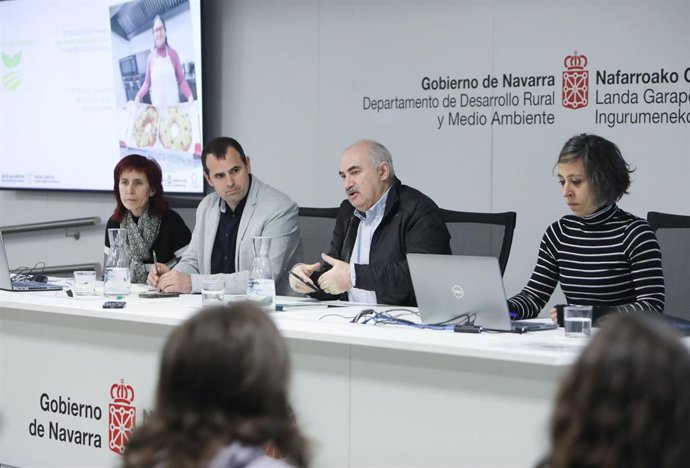 El consejero Aierdi junto al director general de Desarrollo Rural, Rubén Goñi, en la presentación de la nueva convocatoria de ayudas