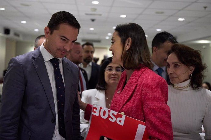 Archivo - El diputado socialista Juan Lobato y la portavoz del PSOE en el Ayunyamiento de Madrid, Reyes Maroto, durante un desayuno coloquio  