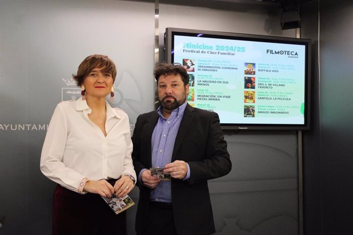 La concejala de Cultura, Elena Serrallé, junto al director de la Filmoteca de Albacete, Jesús López.