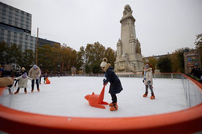 Archivo - Varias personas patinan en la pista de hielo, junto a la fuente de Cervantes, en Plaza de España, a 4 de diciembre de 2022, en Madrid (España). 