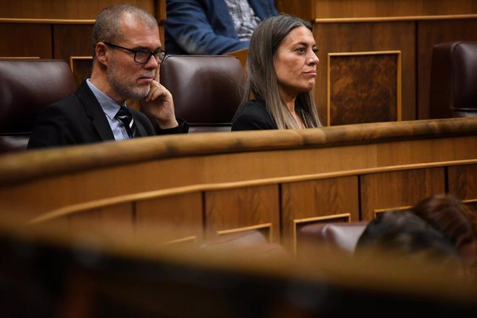 La portavoz de Junts en el Congreso, Miriam Nogueras (d), durante una sesión plenaria en el Congreso de los Diputado.