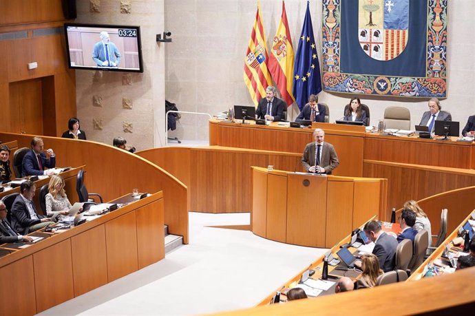 El presidente del Gobierno de Aragón, Jorge Azcón, en el Pleno de las Cortes.