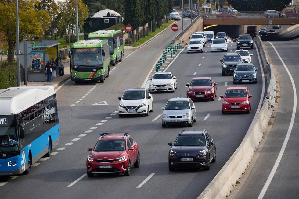 Varios vehículos a su paso por la A-6, a 5 de diciembre de 2024, en Madrid (España). La Dirección General de Tráfico (DGT) prevé 6,6 millones de desplazamientos durante el puente de la Constitución-Inmaculada, cuyo dispositivo especial de regulación, or