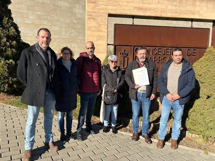 Representantes sindicales frente a la Consejería de Desarrollo Sostenible.