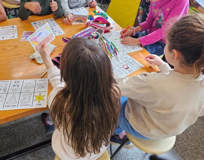 Alumnes de centres escolars de Massanassa, La Torre, Alfafar i Benetússer reben targetes nadalenques de xiquets mexicans