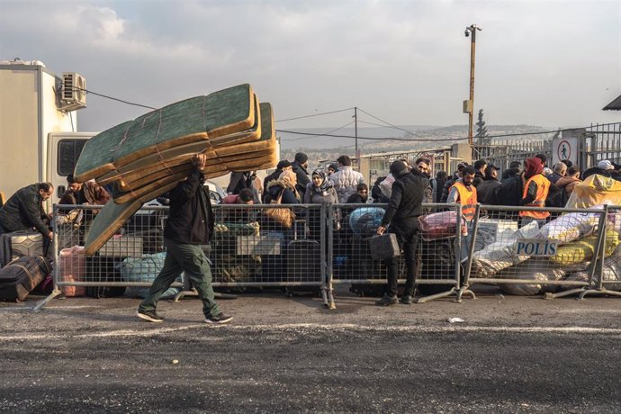 Refugiados sirios que buscan volver a Siria se agolpan en la frontera de Turquía