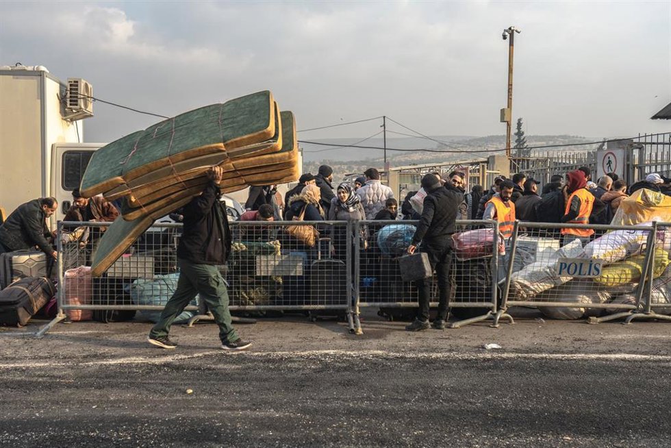 Refugiados sirios que buscan volver a Siria se agolpan en la frontera de Turquía