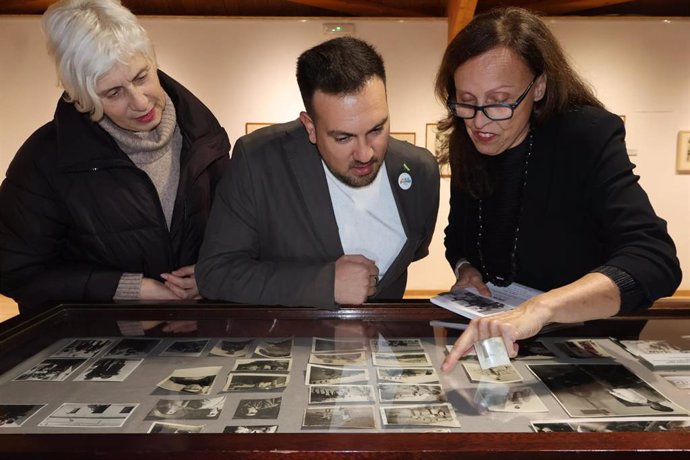 Rivas, en el museo de Alcalá, visita la exposición sobre el Grupo Sevilla Estampa Popular.