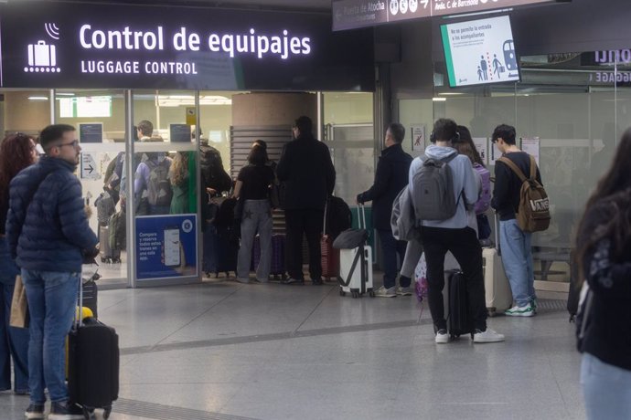 Varios viajeros en la Estación Puerta de Atocha-Almudena Grandes