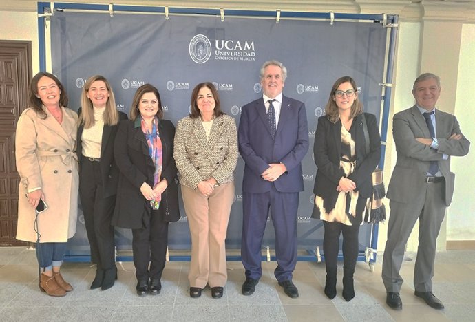 La presidenta de la UCAM, María Dolores García, en el centro, junto al delegado territorial de la ONCE en Murcia, Juan Carlos Morejón de Girón