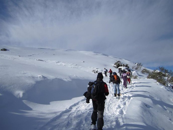 Archivo - Raquetas de nieve. Foto de archivo