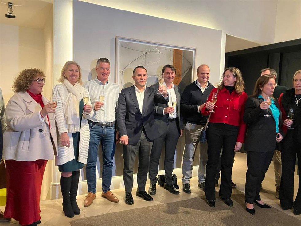 El nuevo presidente de la FEHM, Javier Vich (c), en la tradicional copa de Navidad con los medios de comunicación.