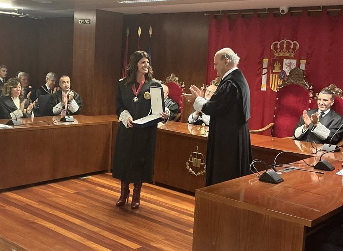 El presidente del Tribunal Superior de Justicia de Navarra (TSJN), Joaquín Galve, entrega a la magistrada Mari Paz Benito, , la condecoración de la Orden de San Raimundo de Peñafort.