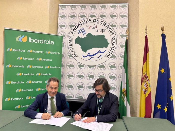 Iberdrola y la Academia Andaluza de Ciencia firman un acuerdo para impulsar la innovación en la economía sostenible. Lo han firmado el delegado de Iberdrola en Andalucía, Antonio Fernández, y el presidente de Academia de Ciencia, José Ignacio Castillo.