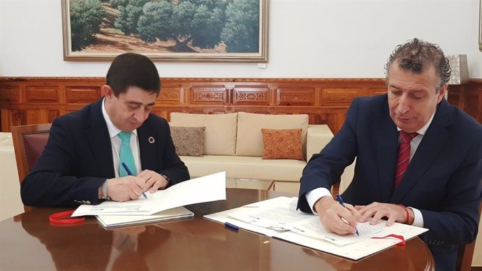 El presidente del Fondo Andaluz de Municipios para la Solidaridad Internacional (FAMSI), Francisco Reyes, y el presidente de la Diputación de Sevilla, Javier Fernández firman el convenio de colaboración.