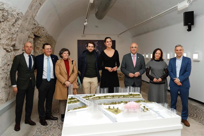 La concejala de Turismo, Eventos y Marca Ciudad, Blanca Jiménez, y el director de la Agencia de Innovación y Desarrollo Económico del Ayuntamiento de Valladolid, Fernando Rubio, presentan la muestra en Valladolid