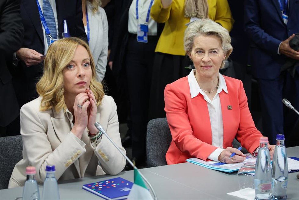 Archivo - La primera ministra de Italia, Giorgia Meloni (i) y la presidenta de la Comisión Europea, Ursula von der Leyen (d) durante la Cumbre de la Comunidad Poítica Europea en Budapest, Hungría (archivo)