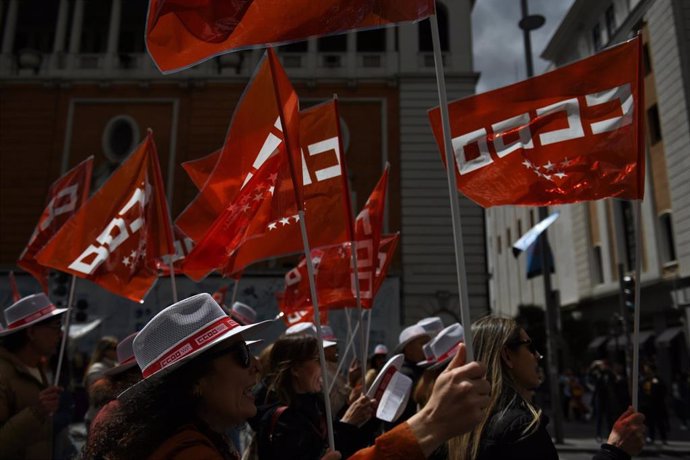 Archivo - Banderas de CCOO durante la manifestación por el Día del Trabajador, a 1 de mayo de 2024, en Madrid (España). 