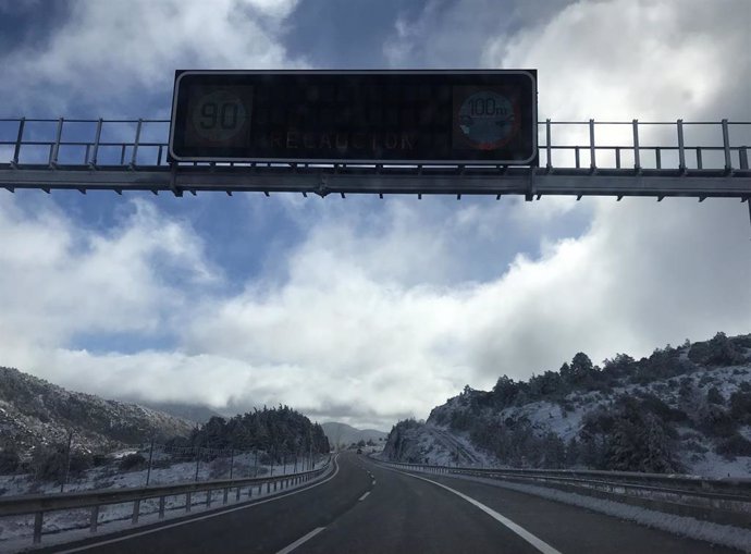 Carretera con nieve en los márgenes