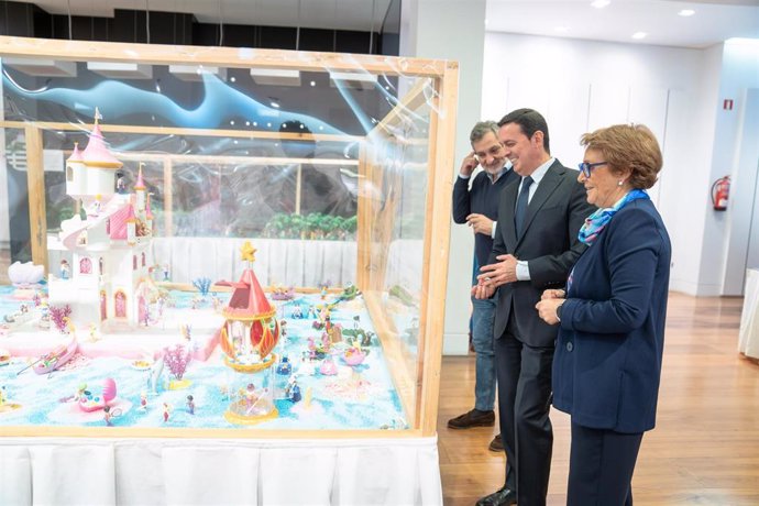 El presidente de la Diputación de Almería, Javier Aureliano García, junto al vicepresidente, Ángel Escobar, ha visitado el Belén de Playmobil que organiza la Asociación Argar en el Paseo de Almería.